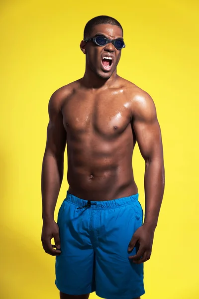 Athletischer Schwimmer mit Wassertropfen. schwarzer Mann mit blauem Schwimmanzug — Stockfoto