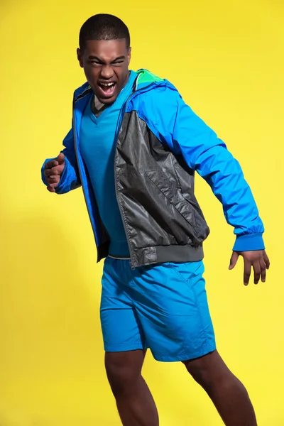 Schreiender, athletischer schwarzer Mann in Sportbekleidung. Läufer mit — Stockfoto