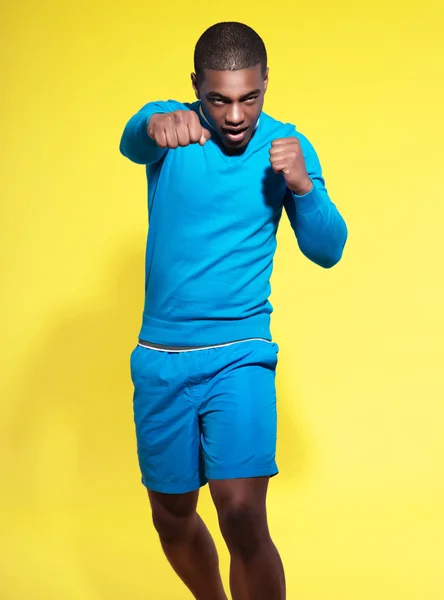 Uomo nero atletico in modo sportivo. Boxer. Colori intensi . — Foto Stock