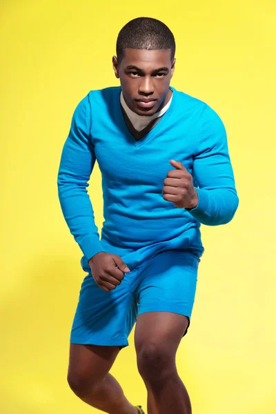 Atletische zwarte man in sportkleding mode. loper. intense kleuren — Stockfoto