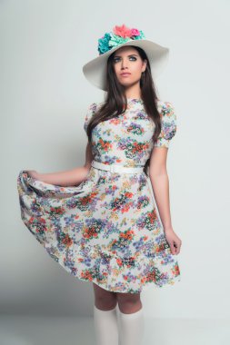 retro 70'lerin moda. güzel esmer kız uzun saçlı. giyiyor 