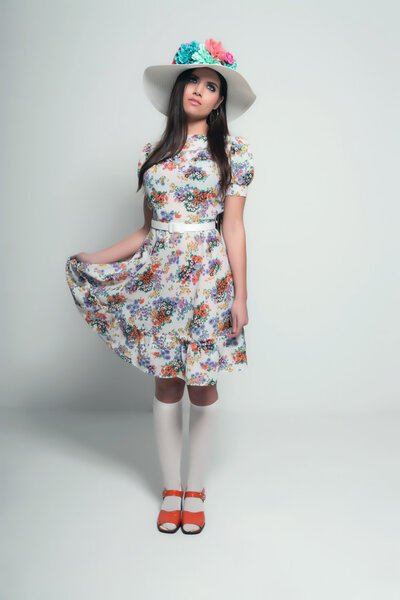 Ретро 70-е мода. Симпатичная брюнетка с длинными волосами. Носить
 