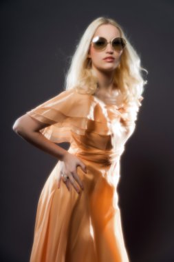 yumuşak odak retro hippi 70s ile uzun sarışın seksi kız moda