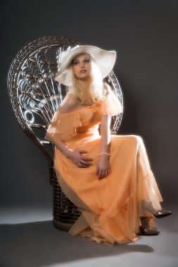uzun sarı saçlı w ile yumuşak odak retro hippi 70'lerin moda kız