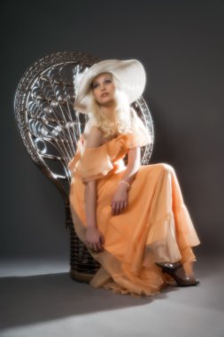 uzun sarı saçlı w ile yumuşak odak retro hippi 70'lerin moda kız