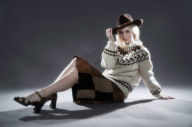 Retro yumuşak odak hippi 70s kış ile uzun sarışın kız moda