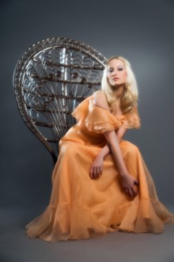 yumuşak odak retro hippi yetmişli yıllarda moda olan uzun sarışın kız 