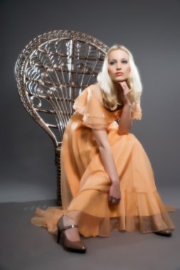 yumuşak odak retro hippi yetmişli yıllarda moda olan uzun sarışın kız 