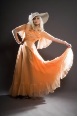 yumuşak odak retro hippi 70s ile uzun sarışın seksi kız moda