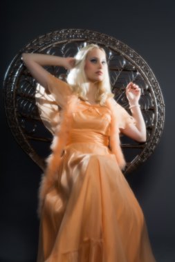 yumuşak odak retro hippi yetmişli yıllarda moda olan uzun sarışın kız 