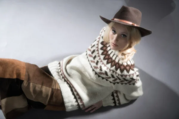 Retro foco suave hippie 70s inverno menina da moda com longa loira — Fotografia de Stock