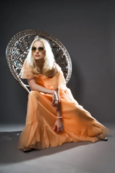 Rozostřený retro hippie 70s módní smyslná dívka s dlouhou blond — Stock fotografie