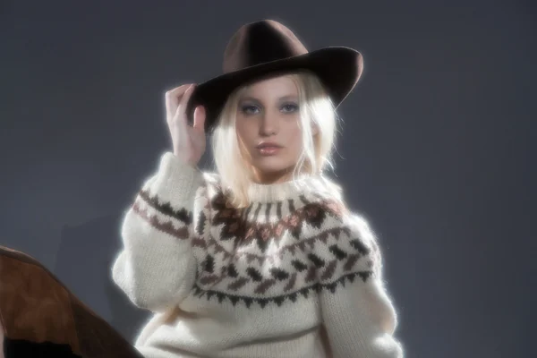Retro foco suave hippie 70s chica de moda de invierno con larga rubia — Foto de Stock