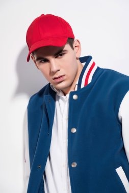 mavi beyzbol ceket giyen adam Retro ellili sportif moda 