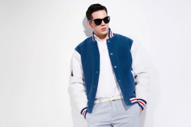 mavi beyzbol ceket giyen adam Retro ellili sportif moda 
