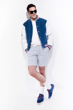 Retro ellili sportif moda adam giyiyor mavi beyzbol gülümseyen