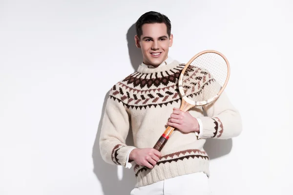 Lächeln Retro-Tennis-Mode Mann mit einem alten Holzschläger — Stockfoto