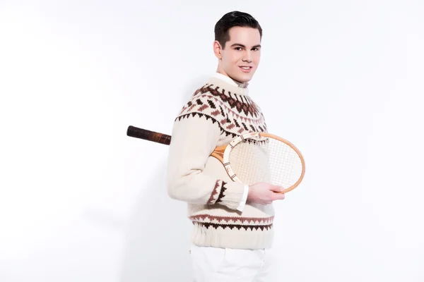 Glimlachend retro tennis mode man met een vintage houten racket — Stockfoto