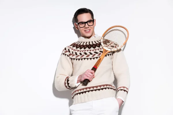 Sonriente retro tenis moda hombre con gafas negras sosteniendo un vi —  Fotos de Stock