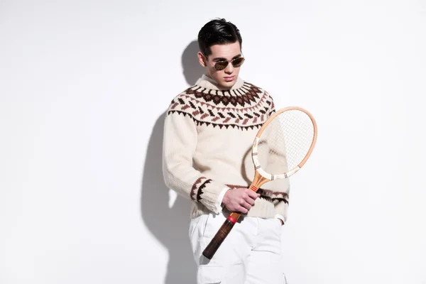 Retro-Tennis-Mode Mann mit Sonnenbrille hält einen Vintage-Holz — Stockfoto