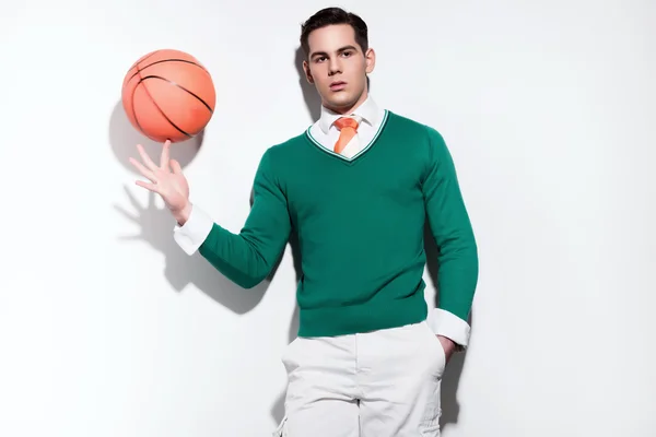 Muž módní retro basketbal kravatu zelený svetr oranžové — Stock fotografie