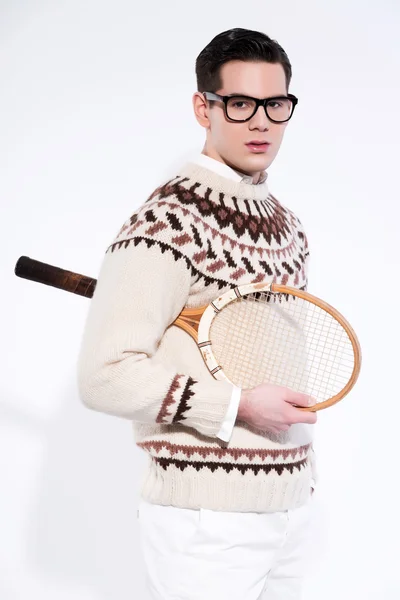 Homme de mode de tennis rétro avec des lunettes noires tenant un wo vintage — Photo