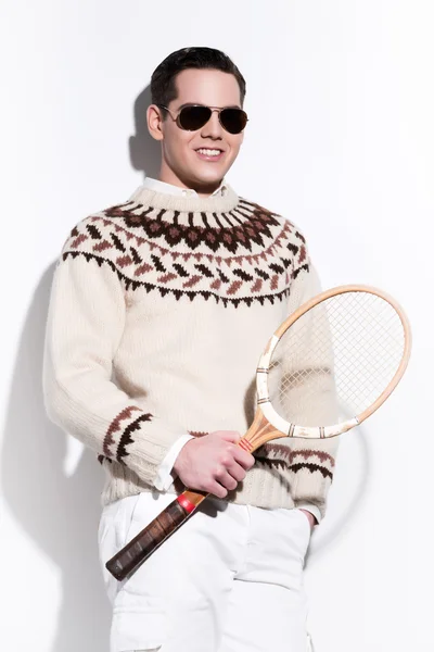 Sonriente hombre de la moda de tenis retro con gafas de sol sosteniendo una vinta —  Fotos de Stock