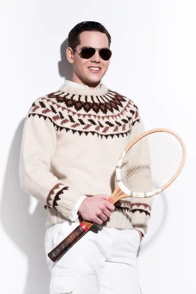 Sorridente uomo di moda tennis retrò con occhiali da sole in possesso di un vinta — Foto Stock