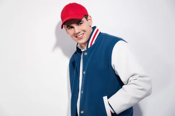 Sonriente retro años cincuenta deportivo hombre de la moda con el béisbol azul —  Fotos de Stock