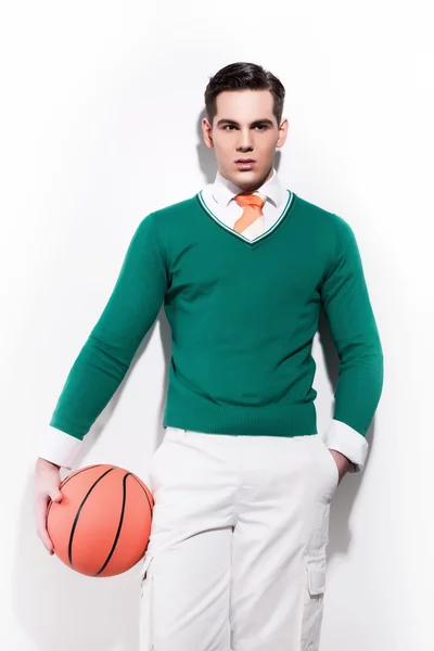 复古篮球时尚男人穿着一件绿色的毛衣橙色领带 — 图库照片
