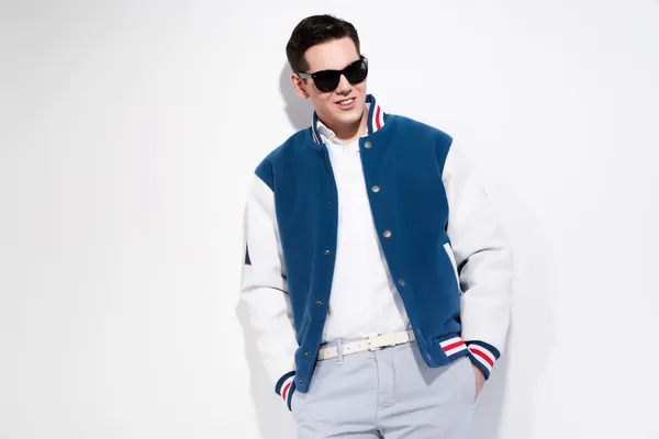 Sonriente retro años cincuenta deportivo hombre de la moda con el béisbol azul —  Fotos de Stock