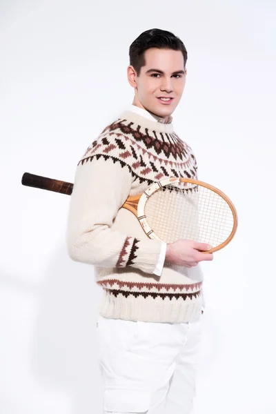 Sorrindo retro tênis homem de moda segurando uma raquete de madeira vintage — Fotografia de Stock