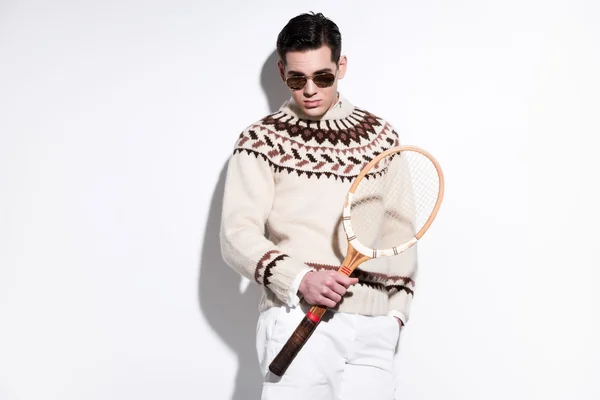 Tenis retro moda mężczyzna okulary przytrzymanie starodawny drewnianym tarasem — Zdjęcie stockowe