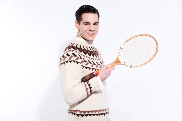 Sonriente hombre de la moda de tenis retro sosteniendo una raqueta de madera vintage — Foto de Stock