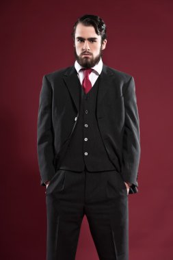 gri takım ve kırmızı kravat sakallı adam Retro 1900 moda.