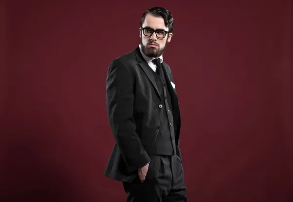 Ретро 1900 модельер с бородой носить серый костюм черный галстук — стоковое фото