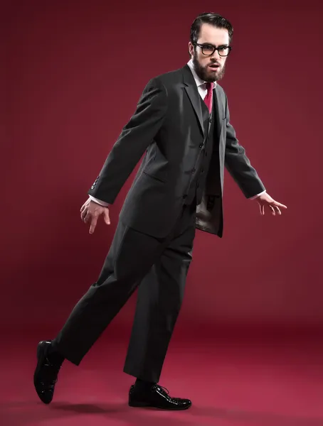 Retro 1900 hombre de la moda con barba con traje gris corbata roja y — Foto de Stock