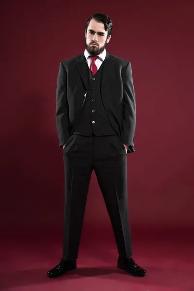 Retro móda 1900 muž s vousy na sobě šedý oblek a červenou kravatu. — Stock fotografie