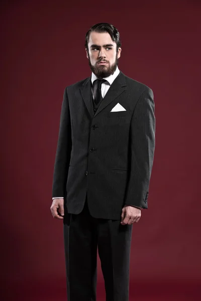 Retro-Mann mit Bart im grauen Anzug und schwarzem T-Shirt — Stockfoto