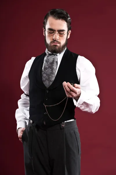 Retro 1900 hombre de la moda victoriano con barba con gilet negro — Foto de Stock