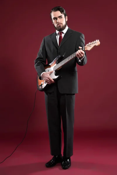 Hombre de música de moda retro con barba con traje gris y corbata roja — Foto de Stock