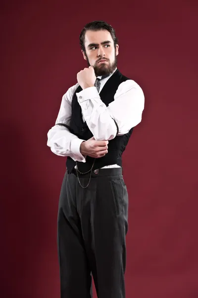 黒ジレ身に着けているひげのレトロな 1900年ビクトリア朝のファッション男 — ストック写真
