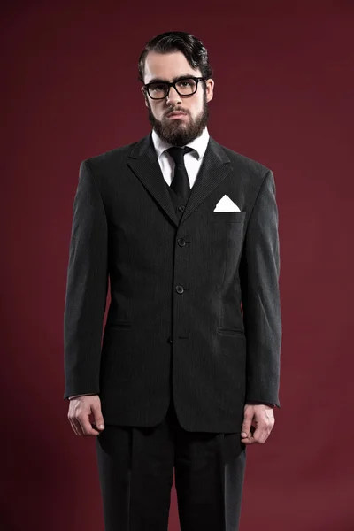 レトロな 1900年ファッション男ひげを身に着けてとグレーのスーツ黒のネクタイ、 — ストック写真