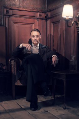 Vintage 1900 moda adam sakal ve gözlük. eski oturma 