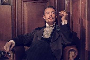 Vintage 1900 moda sakallı adam. eski ahşap READI oturuşta