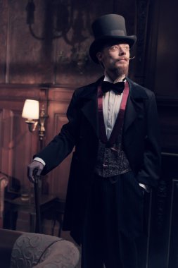 Vintage 1900 moda adam sakal ve gözlük. eski ayakta