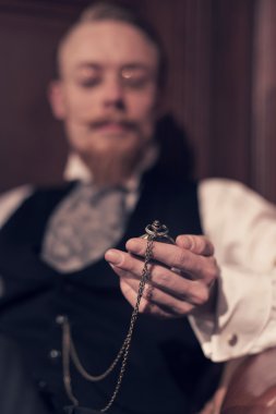 Vintage 1900 moda adam sakal ve gözlük. eski oturma 