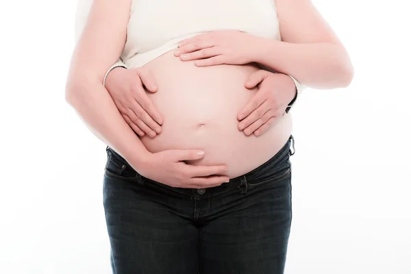 Mãos de homem e mulher segurando barriga de gravidez da futura mãe. É — Fotografia de Stock