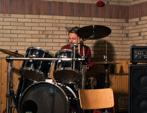 Energetic rock drummer in action. Long blonde hair. Jam session. — Stock Photo, Image