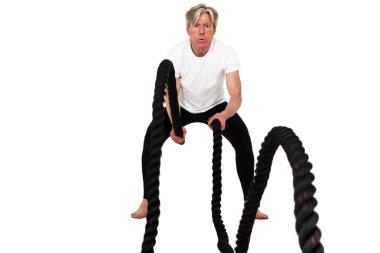 Kıdemli fitness adam ip savaş siyahla egzersiz. izole